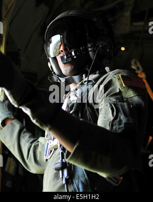 Stati Uniti Air Force Airman 1. Classe Ralph Cole, un loadmaster con la trentasettesima Airlift Squadron, attende il segnale per consentire U.S. Così Foto Stock