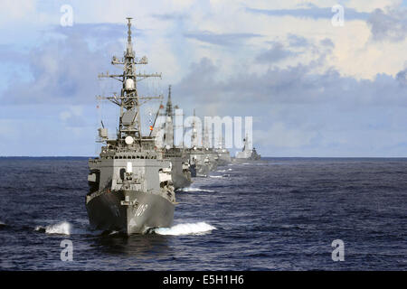 Gli Stati Uniti Navy guidato-missile destroyer USS Pinckney (DDG 91) e Giappone marittimo Forza di Autodifesa (JMSDF) navi condotta tacti Foto Stock