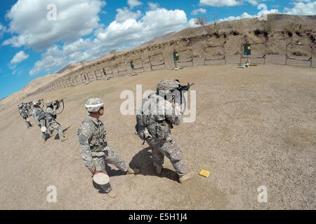 Stati Uniti I soldati assegnati al 1° battaglione, sessantacinquesimo Regiment della fanteria, 92Enhancement manovra brigata, Puerto Rico nazione dell'esercito Foto Stock