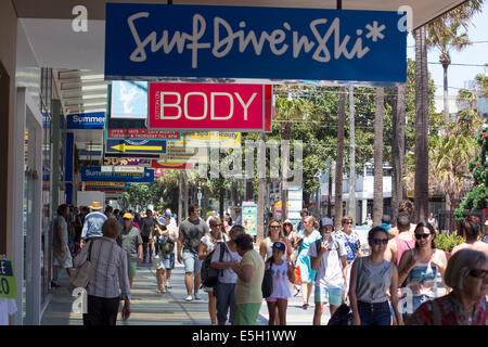 People Shopping sul corso, la strada principale dello shopping di Manly, con tipici signage (Cotone sul corpo, unità di Surf & Ski) per out Foto Stock