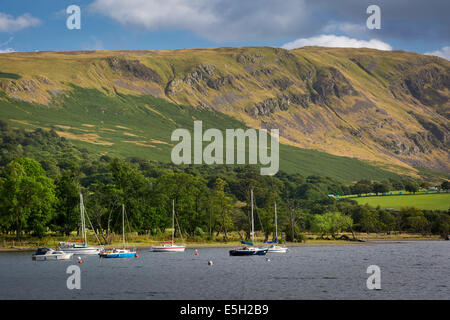 Barche a vela e le montagne circostanti Ullswater nel distretto del lago, Cumbria, Inghilterra Foto Stock