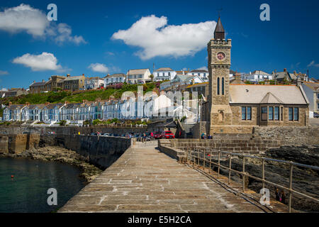 A piedi lungo la parete del mare, Porthleven - e l'Istituto Bickford-Smith, Cornwall, Inghilterra Foto Stock