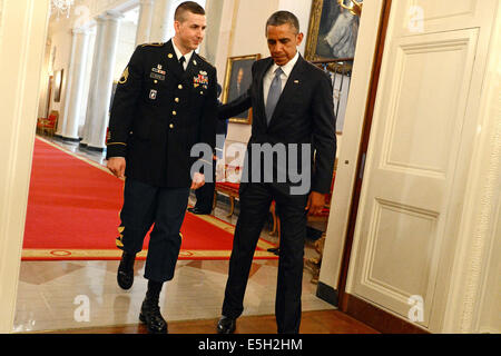 Il presidente Barack Obama, destra e U.S. Il personale dell'esercito Sgt. Ryan Pitts immettere la Sala Est della Casa Bianca di Washington, D.C. Foto Stock