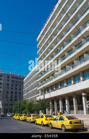 Taxi, Plateia Karalskaki square, il quartiere di Omonia, il centro di Atene, in Grecia, in Europa Foto Stock