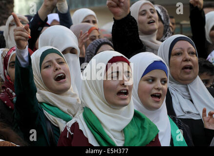 Nablus, West Bank, Territorio palestinese. 31 Luglio, 2014. I sostenitori di Hamas gridare slogan contro l'azione militare israeliana nella Striscia di Gaza nel corso di una dimostrazione in Cisgiordania città di Nablus, giovedì, 31 luglio 2014 Credit: Nedal Eshtayah APA/images/ZUMA filo/Alamy Live News Foto Stock