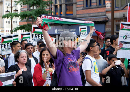 Nottingham, Regno Unito. 31 Luglio, 2014. Palestina campagna di solidarietà marzo dalla BBC media center su London Road a Nottingham la vecchia piazza del mercato questa sera.anche loro giunzione ad altoparlanti Conner erano membri della comunità ebraica leader ,ha dato loro discorsi contro il bombardamento e l uccisione di persone innocenti a Gaza e il sionismo. Credito: Ian Francesco/Alamy Live News Foto Stock