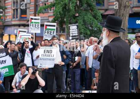 Nottingham, Regno Unito. 31 Luglio, 2014. Palestina campagna di solidarietà marzo dalla BBC media center su London Road a Nottingham la vecchia piazza del mercato questa sera.anche loro giunzione ad altoparlanti Conner erano membri della comunità ebraica leader ,ha dato loro discorsi contro il bombardamento e l uccisione di persone innocenti a Gaza e il sionismo. Credito: Ian Francesco/Alamy Live News Foto Stock