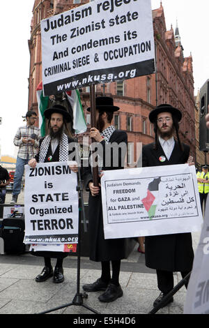 Nottingham, Regno Unito. 31 Luglio, 2014. Palestina campagna di solidarietà marzo dalla BBC media center su London Road a Nottingham la vecchia piazza del mercato questa sera.anche loro giunzione ad altoparlanti Conner erano membri della comunità ebraica leader ,ha dato loro discorsi contro il bombardamento e l uccisione di persone innocenti a Gaza e il sionismo. Credito: Ian Francesco/Alamy Live News Foto Stock