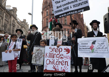 Nottingham, Regno Unito. 31 Luglio, 2014. Palestina campagna di solidarietà marzo dalla BBC media center su London Road a Nottingham la vecchia piazza del mercato questa sera.anche loro giunzione ad altoparlanti Conner erano membri della comunità ebraica leader ,diedero speechers contro il bombardamento e l uccisione di persone innocenti a Gaza e il sionismo. Credito: Ian Francesco/Alamy Live News Foto Stock