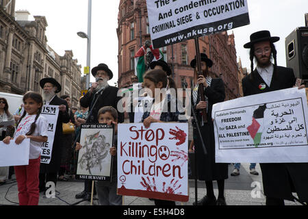 Nottingham, Regno Unito. 31 Luglio, 2014. Palestina campagna di solidarietà marzo dalla BBC media center su London Road a Nottingham la vecchia piazza del mercato questa sera.anche loro giunzione ad altoparlanti Conner erano membri della comunità ebraica leader ,ha dato loro discorsi contro il bombardamento e l uccisione di persone innocenti a Gaza e il sionismo. Credito: Ian Francesco/Alamy Live News Foto Stock