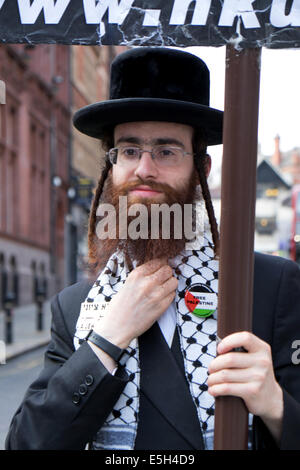 Nottingham, Regno Unito. 31 Luglio, 2014. Palestina campagna di solidarietà marzo dalla BBC media center su London Road a Nottingham la vecchia piazza del mercato questa sera.anche loro giunzione ad altoparlanti Conner erano membri della comunità ebraica leader ,ha dato loro discorsi contro il bombardamento e l uccisione di persone innocenti a Gaza e il sionismo. Credito: Ian Francesco/Alamy Live News Foto Stock