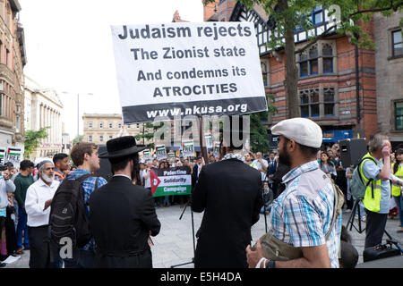 Nottingham, Regno Unito. 31 Luglio, 2014. Palestina campagna di solidarietà marzo dalla BBC media center su London Road a Nottingham la vecchia piazza del mercato questa sera.anche loro giunzione ad altoparlanti Conner erano membri della comunità ebraica leader ,ha dato loro discorsi contro il bombardamento e l uccisione di persone innocenti a Gaza e il sionismo. Credito: Ian Francesco/Alamy Live News Foto Stock