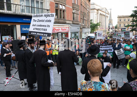 Nottingham, Regno Unito. 31 Luglio, 2014. Palestina campagna di solidarietà marzo dalla BBC media center su London Road a Nottingham la vecchia piazza del mercato questa sera.anche loro giunzione ad altoparlanti Conner erano membri della comunità ebraica leader ,ha dato loro discorsi contro il bombardamento e l uccisione di persone innocenti a Gaza e il sionismo. Credito: Ian Francesco/Alamy Live News Foto Stock