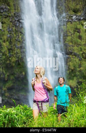 Matura per divertirsi insieme all'aperto sulla passeggiata di incredibile cascata in Hawaii. Foto Stock