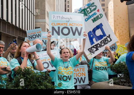 Pittsburgh, Pennsylvania, USA. Gli ambientalisti si sono stretti a sostenere l'amministrazione Obama ha proposto di alimentazione pulito Act, che ridurrebbe le emissioni di carbonio limitando l'uso di carbone per generare elettricità. Il rally si è verificata al di fuori di un'agenzia per la Protezione Ambientale audizione sulla proposta. Credito: Jim West/Alamy Live News Foto Stock