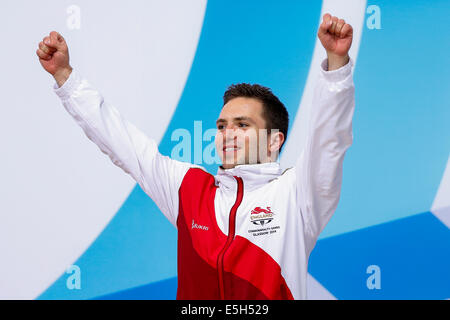 Edimburgo, Scozia, Regno Unito. 31 Luglio, 2014. Glasgow 2014 Giochi del Commonwealth il giorno 8. Aguatics, immersioni subacquee. Oliver Dingley dell Inghilterra festeggia sul podio per la mens 3m Springboard Finale dopo aver vinto la medaglia di bronzo. Credito: Azione Sport Plus/Alamy Live News Foto Stock