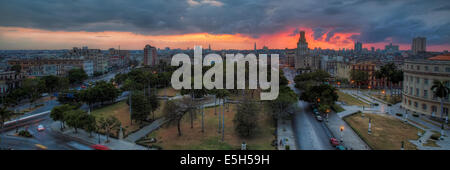 Vista su Havana, Cuba, al tramonto Foto Stock