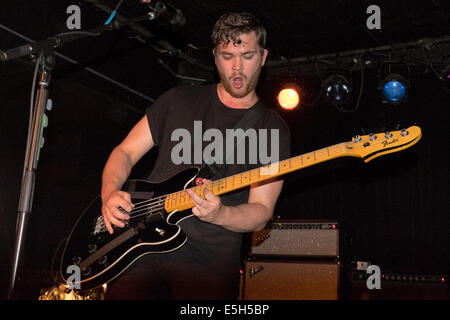 Milwaukee, Wisconsin, Stati Uniti d'America. 28 Luglio, 2014. Il bassista e cantante Mike Kerr della banda di sangue reale esegue dal vivo presso il Rave a Milwaukee nel Wisconsin © Daniel DeSlover/ZUMA filo/Alamy Live News Foto Stock