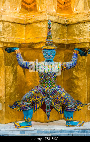 Il demone yaksha il supporto di golden chedi Grand Palace a Bangkok in Tailandia Foto Stock