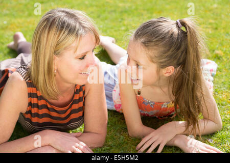 Giovane madre e figlia all'aperto Foto Stock