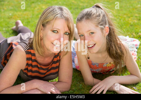 Giovane madre e figlia all'aperto Foto Stock