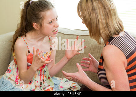 Madre e figlia sostenendo Foto Stock