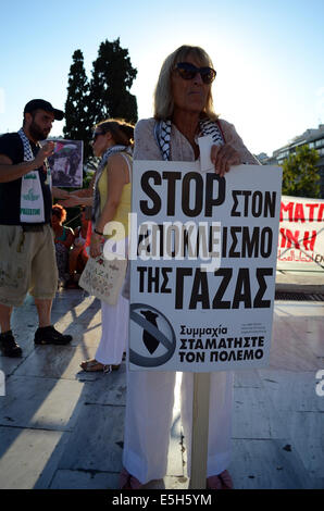 Atene, Grecia. 31 Luglio, 2014. Un dimostrante detiene un cartello che recita "Noi diciamo no al blocco da Gaza". L'ala sinistra parte fautori insieme con le persone dalla Palestina organizzare una dimostrazione di Atene a sostegno dello Stato di Palestina chiedendo la fermata del sangue. (Poto da George Panagakis/Pacific Press/Alamy Live News) Foto Stock