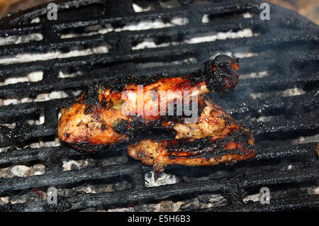 Hot ali di pollo e bacchette sulla griglia Foto Stock