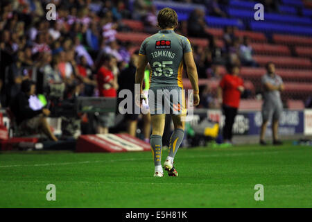 Wigan, Regno Unito. 31 Luglio, 2014. Super League Rugby. Il Wigan Warriors versus Salford City Reds. Logan Tomkins di Salford Red Devils passeggiate al perimetro nella disperazione. Logan ha trascorso molti anni presso il DW Stadium accanto a suo fratello Sam. Credito: Azione Sport Plus/Alamy Live News Foto Stock