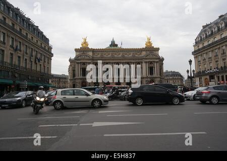 Parigi Palais Garnier opera house Academie Nationale de Musique con gruppo scultoreo Apollo poesia musica all'apice Foto Stock