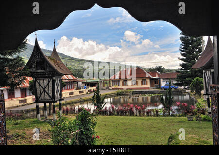 Rumah gadang nel Pandai Sikek villaggio di West Sumatra dall'interno. Foto Stock