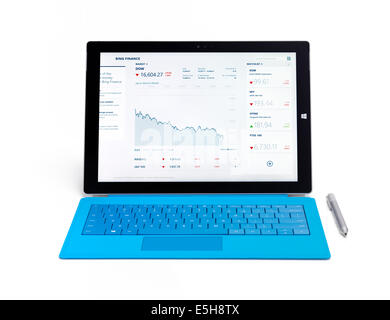 Microsoft Surface Pro 3 computer tablet con DOW stock market grafico sul display isolati su sfondo bianco Foto Stock