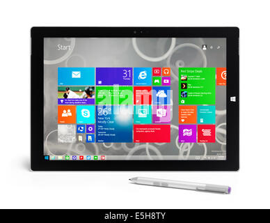 Microsoft Surface Pro 3 computer tablet con una penna isolato su sfondo bianco con tracciato di ritaglio Foto Stock