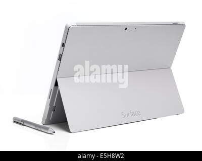 Microsoft Surface Pro 3 tablet pc vista posteriore isolato su sfondo bianco Foto Stock