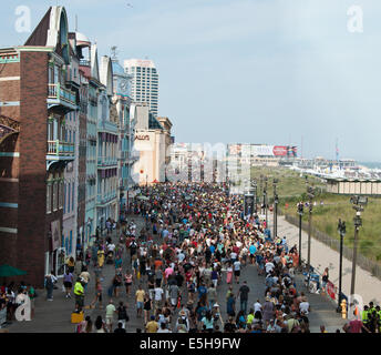 Atlantic City, New Jersey, USA. 31 Luglio, 2014. Più di 60.000 Paese gli appassionati di musica pranzo sulla spiaggia e il lungomare per un libero Blake Shelton Concerto in Atlantic City, New Jersey, Stati Uniti. Credito: Paolo Froggatt/Alamy Live News Foto Stock