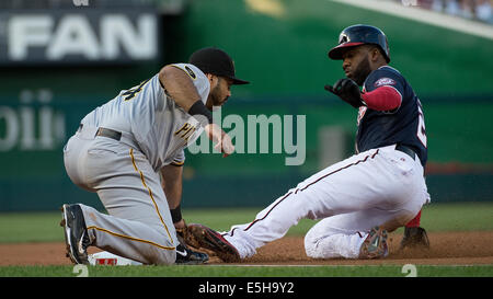 Washington DC, Stati Uniti d'America. Il 15 agosto, 2014. Cittadini di Washington center fielder Denard Span (2) è contrassegnato in terza base da Pittsburgh Pirates terzo baseman Pedro Alvarez (24) mentre si tenta di rubare durante il primo inning di gioco i loro cittadini a parcheggiare in Washington D.C, Venerdì, 15 agosto 2014. Credito: Harry Walker/Alamy Live News Foto Stock