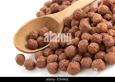 Cereali le sfere di cioccolato isolato isolato su sfondo bianco Foto Stock
