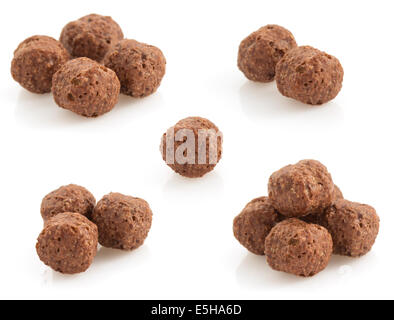 Cereali le sfere di cioccolato isolato su sfondo bianco Foto Stock