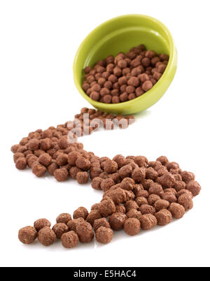 Cereali le sfere di cioccolato isolato su sfondo bianco Foto Stock