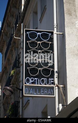 Il moderno design di neon occhiali segno al di fuori di un ottico (optique) locali a Parigi Foto Stock