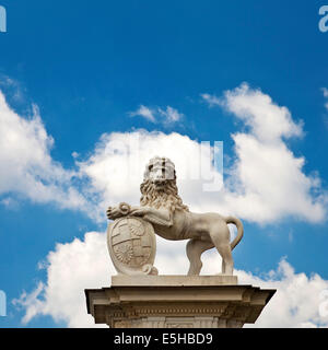 Lion scultura vicino a Schloss Nordkirchen Palace, Nordkirchen, Westmünsterland, Münsterland, Renania settentrionale-Vestfalia, Germania Foto Stock