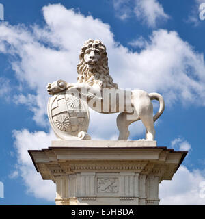 Lion scultura vicino a Schloss Nordkirchen Palace, Nordkirchen, Westmünsterland, Münsterland, Renania settentrionale-Vestfalia, Germania Foto Stock