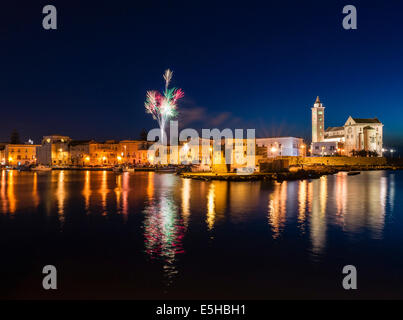 Fuochi d'artificio, porto, centro storico,Cattedrale di Trani, XI secolo, Trani, provincia di bari, puglia, Italia Foto Stock