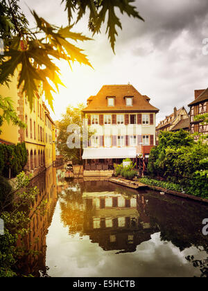 Petit venezia in Colmar città vecchia con metà case con travi di legno, Alsazia, Francia. Tonica in colori caldi Foto Stock