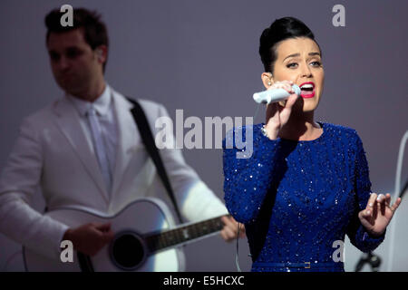 Cantante Katy Perry compie durante un concerto di commemorazione le Olimpiadi speciali con il Presidente degli Stati Uniti Obama nello stato in sala da pranzo della Casa Bianca a Washington DC, Stati Uniti, giovedì, 31 luglio 2014. Credito: Andrew Harrer / Pool via CNP - nessun filo SERVICE - Foto Stock