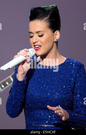 Cantante Katy Perry compie durante un concerto di commemorazione le Olimpiadi speciali con il Presidente degli Stati Uniti Obama nello stato in sala da pranzo della Casa Bianca a Washington DC, Stati Uniti, giovedì, 31 luglio 2014. Credito: Andrew Harrer / Pool via CNP - nessun filo SERVICE - Foto Stock