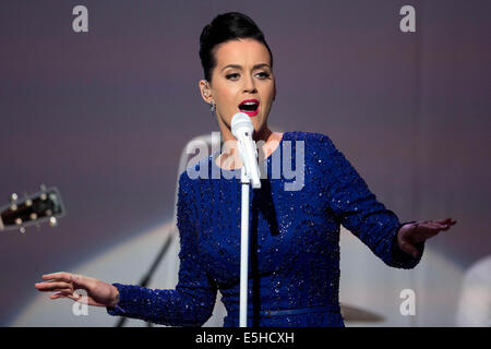 Cantante Katy Perry compie durante un concerto di commemorazione le Olimpiadi speciali con il Presidente degli Stati Uniti Obama nello stato in sala da pranzo della Casa Bianca a Washington DC, Stati Uniti, giovedì, 31 luglio 2014. Credito: Andrew Harrer / Pool via CNP - nessun filo SERVICE - Foto Stock