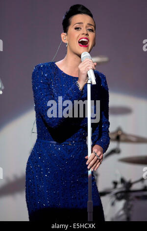 Cantante Katy Perry compie durante un concerto di commemorazione le Olimpiadi speciali con il Presidente degli Stati Uniti Obama nello stato in sala da pranzo della Casa Bianca a Washington DC, Stati Uniti, giovedì, 31 luglio 2014. Credito: Andrew Harrer / Pool via CNP - nessun filo SERVICE - Foto Stock