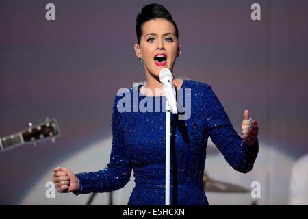 Cantante Katy Perry compie durante un concerto di commemorazione le Olimpiadi speciali con il Presidente degli Stati Uniti Obama nello stato in sala da pranzo della Casa Bianca a Washington DC, Stati Uniti, giovedì, 31 luglio 2014. Credito: Andrew Harrer / Pool via CNP - nessun filo SERVICE - Foto Stock