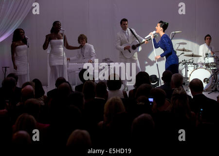 Cantante Katy Perry compie durante un concerto di commemorazione le Olimpiadi speciali con il Presidente degli Stati Uniti Obama nello stato in sala da pranzo della Casa Bianca a Washington DC, Stati Uniti, giovedì, 31 luglio 2014. Credito: Andrew Harrer / Pool via CNP - nessun filo SERVICE - Foto Stock